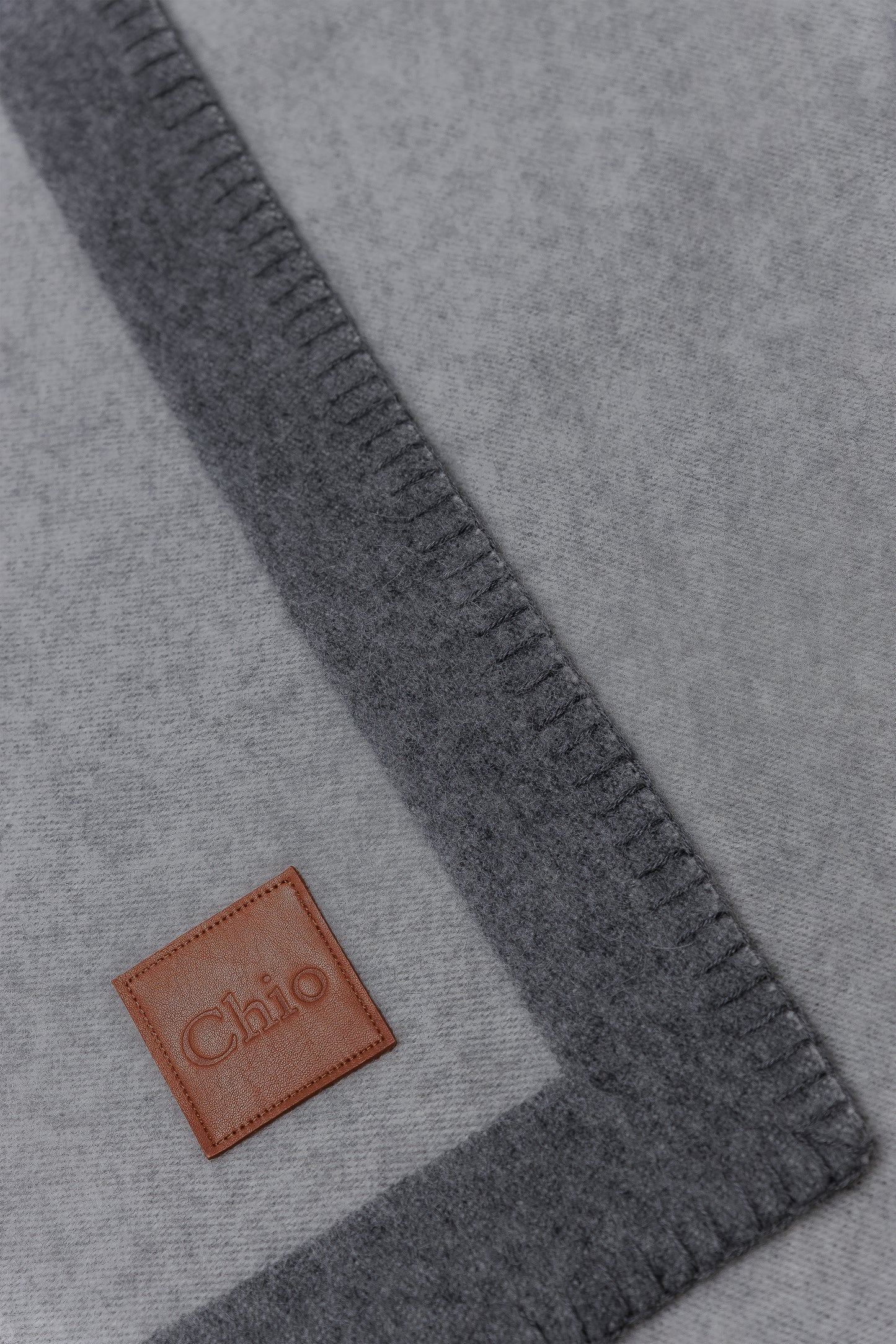 London Throw - Light Gray / Charcoal